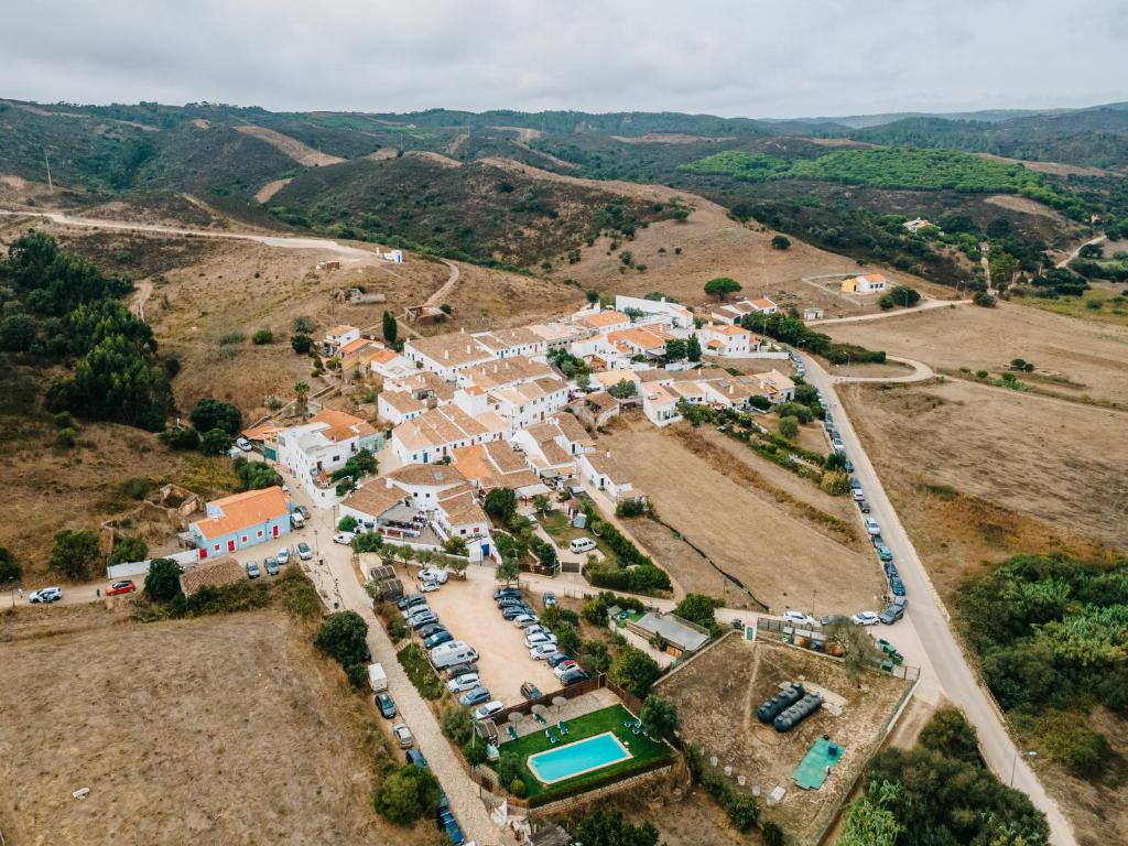 Aldeia da Pedralva - luchtfoto van het dorp met zwembad