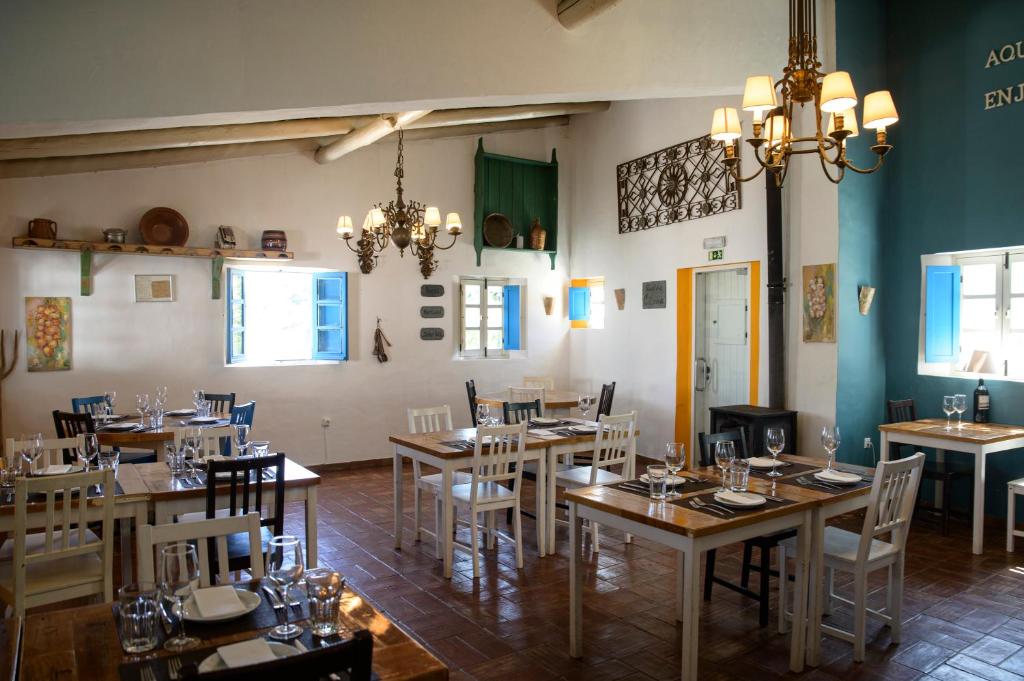 Aldeia da Pedralva - restaurantzaal met gedekte tafels