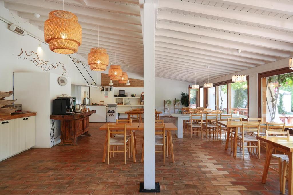 Monte da Vilarinha - restaurant met houten tafels
