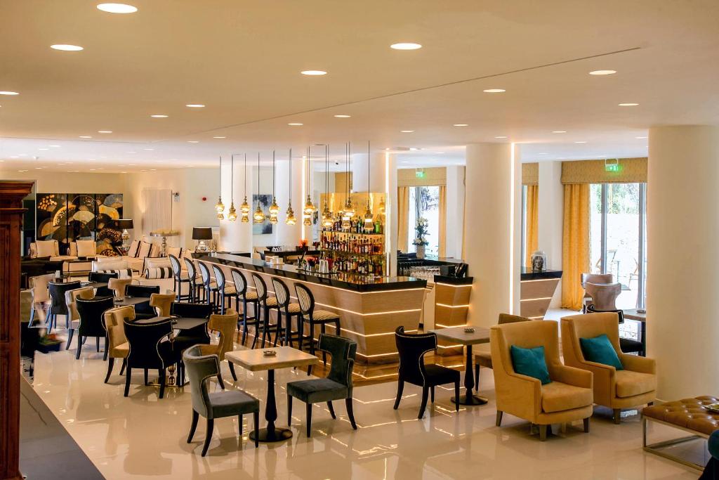 Rodostamo Hotel en Spa - bar met loungestoelen