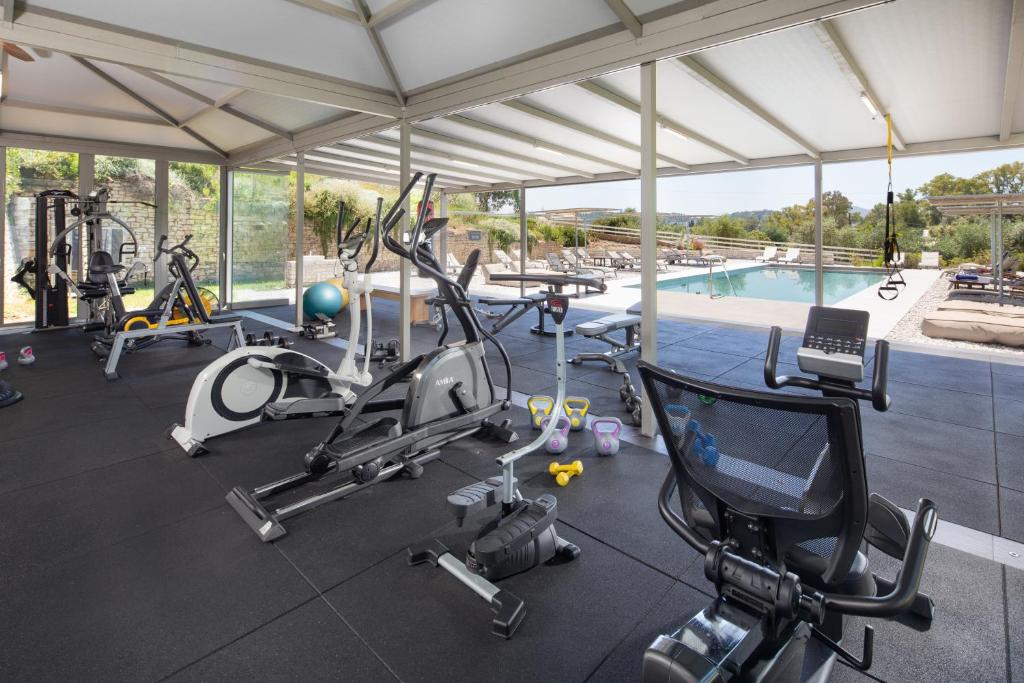 Rodostamo Hotel en Spa - fitnessruimte met zicht op het zwembad
