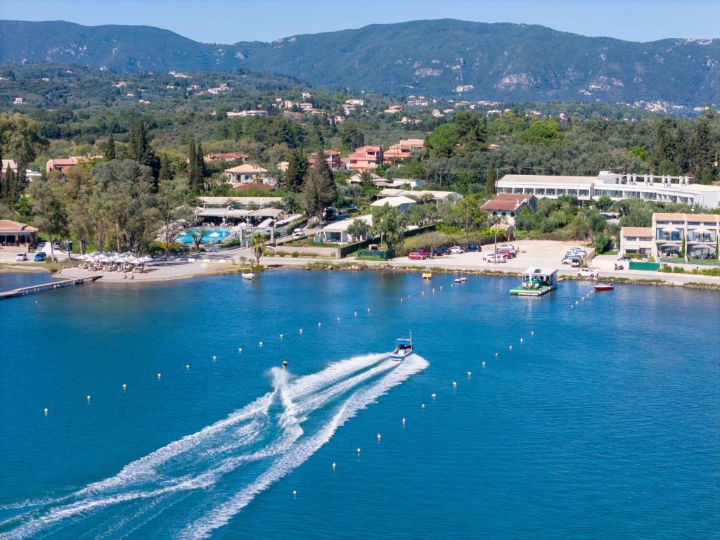 Rodostamo Hotel en Spa - luchtfoto van het resort aan de baai