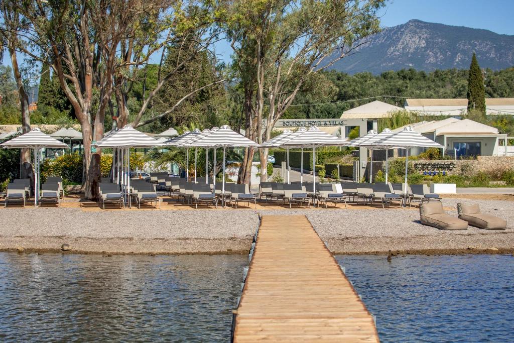 Rodostamo Hotel en Spa - steiger met ligbedden aan het water