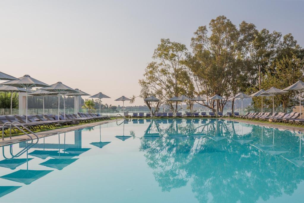 Rodostamo Hotel en Spa - zwembadpanorama aan de baai