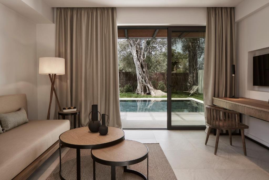 The Olivar Suites - kamer met zithoek bij het zwembad