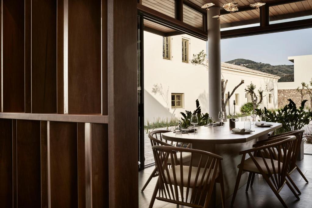 The Olivar Suites - overdekt terras met eettafel