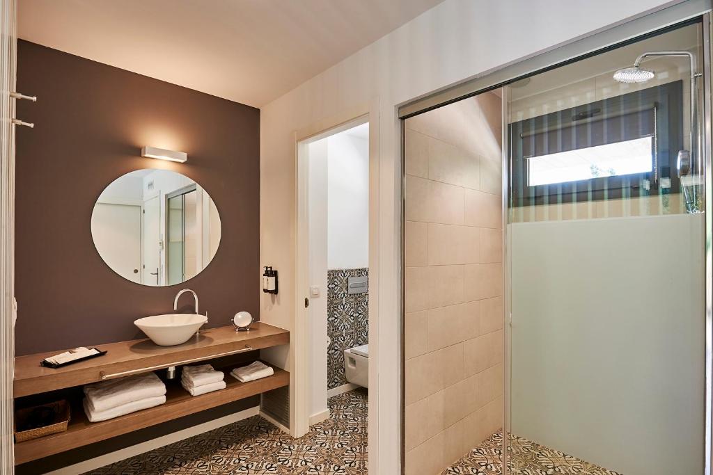 Moli del Mig - badkamer met ronde spiegel