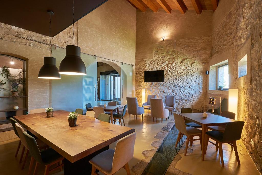 Moli del Mig - restaurant met stenen muur