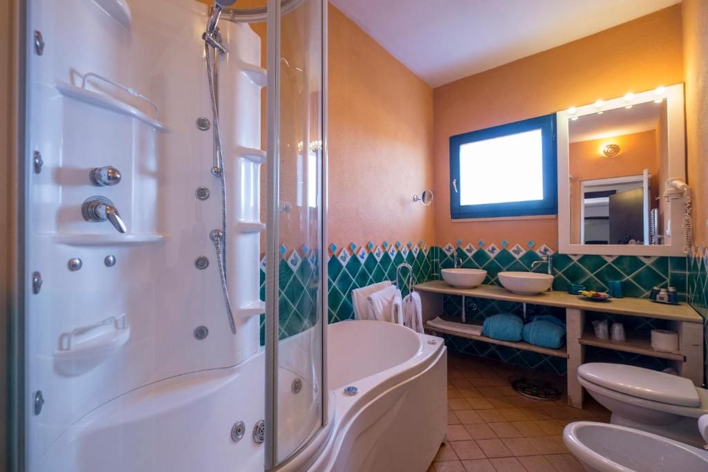 Su Gologone Experience Hotel - badkamer met bubbelbad en douche