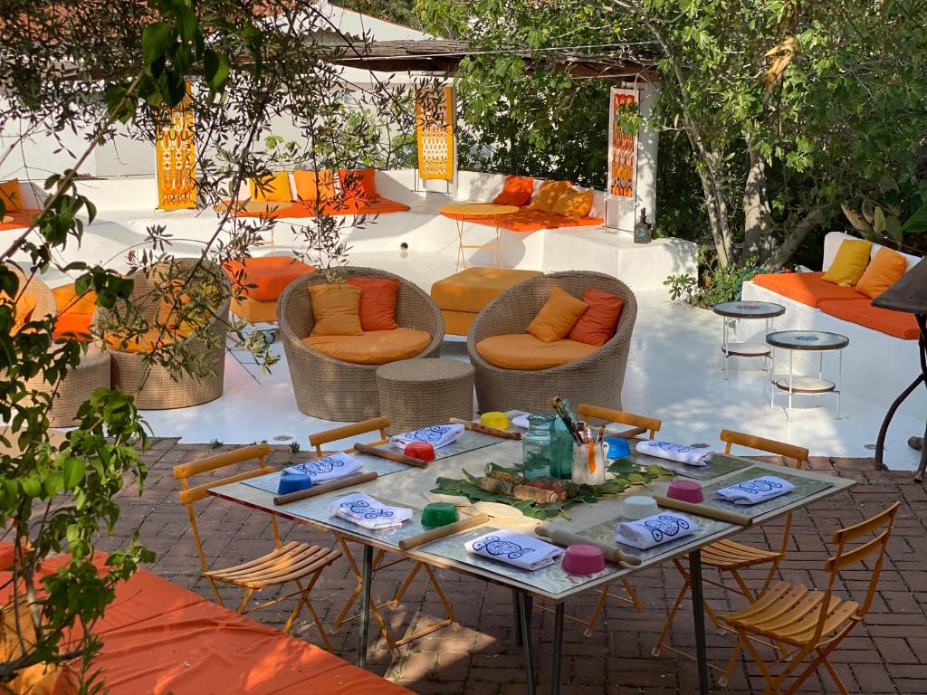 Su Gologone Experience Hotel - buitenrestaurant met gekleurde kussens