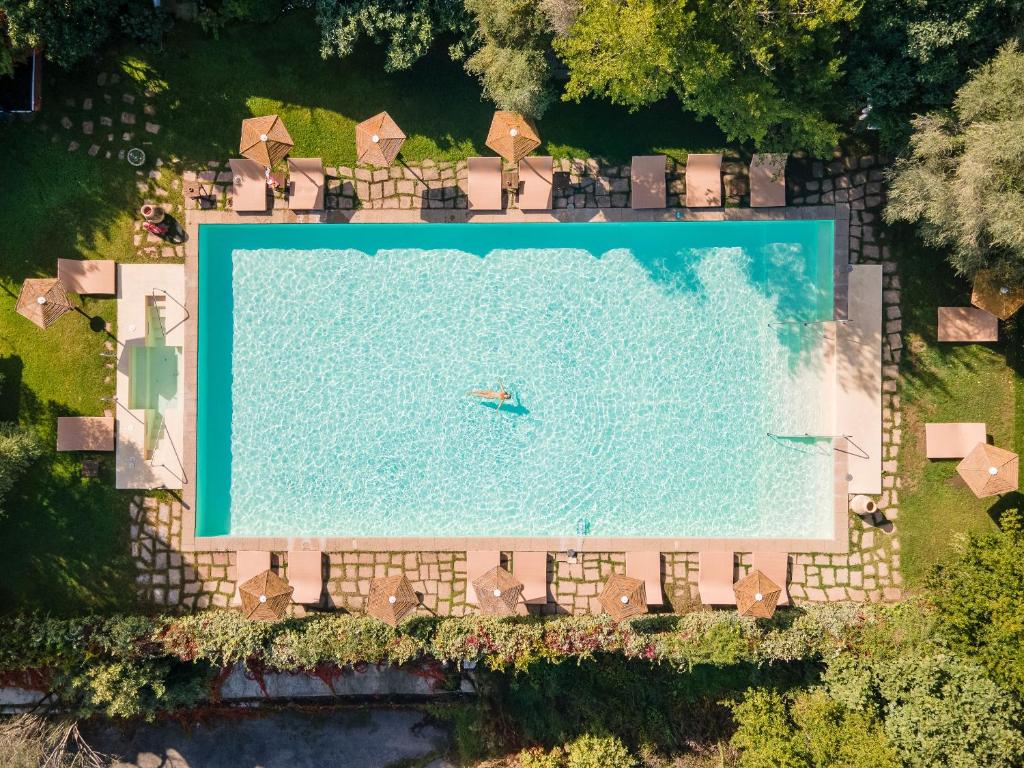 Su Gologone Experience Hotel - luchtfoto van het zwembad in de tuin