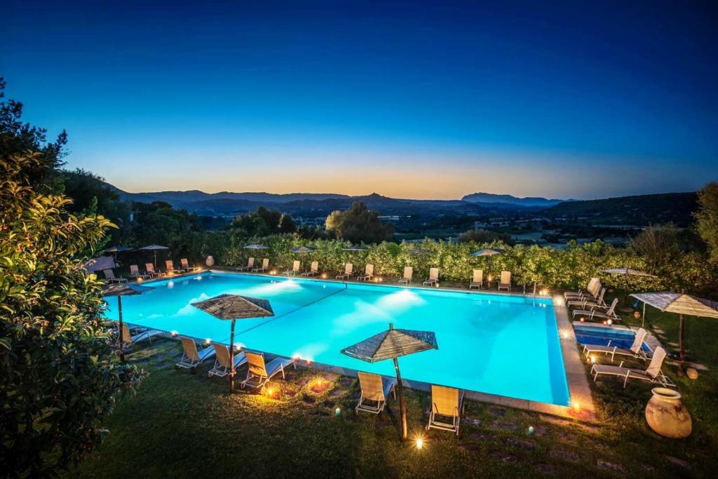 Su Gologone Experience Hotel - zwembad in de avond