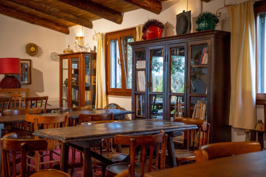 Azienda Agrituristica Sa Mandra - eetzaal met houten tafels