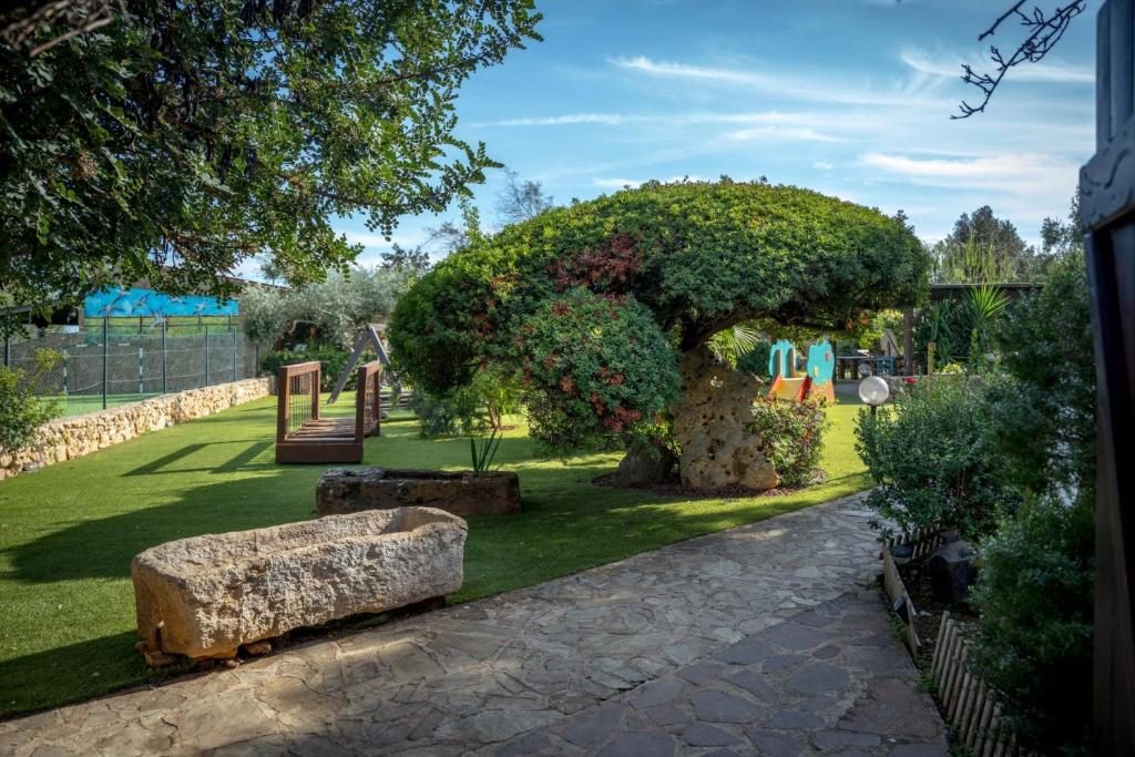 Azienda Agrituristica Sa Mandra - gazon met bloeiende struiken