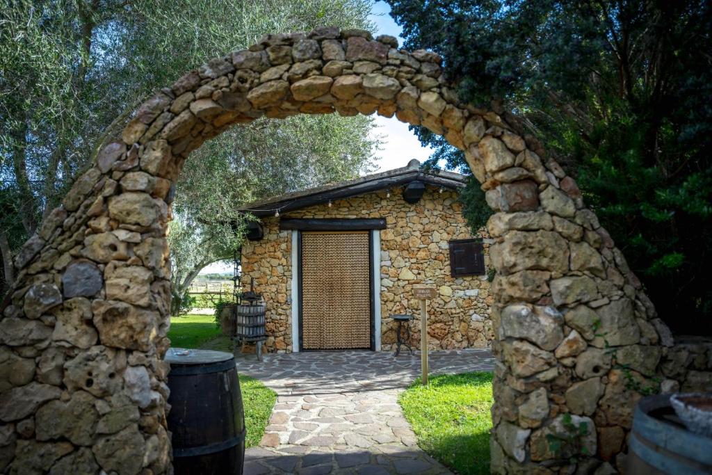 Azienda Agrituristica Sa Mandra - stenen boog naar het bijgebouw