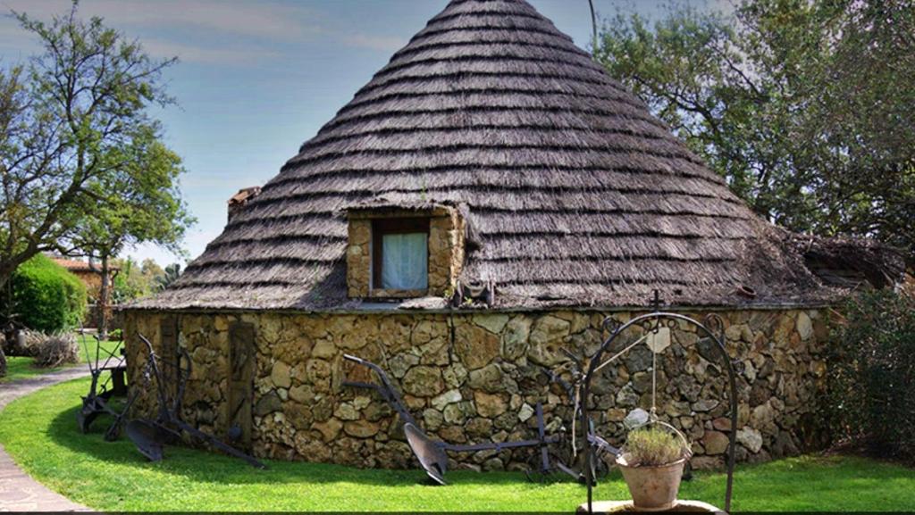 Azienda Agrituristica Sa Mandra - stenen pinnetta in de tuin