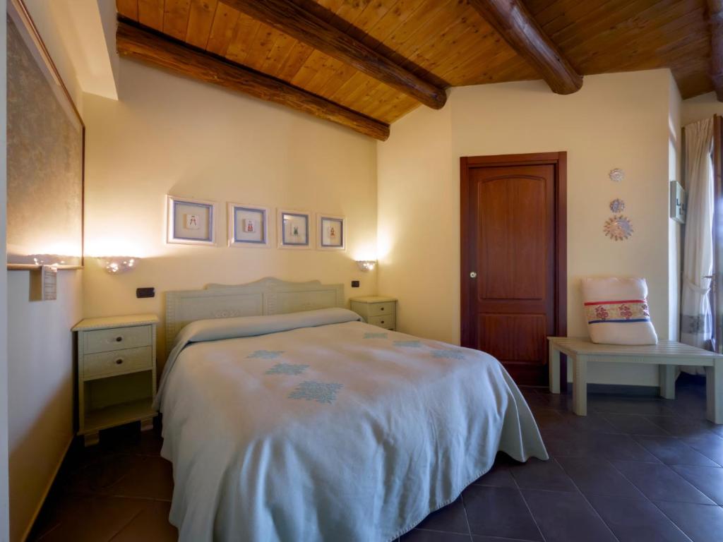 Azienda Agrituristica Sa Mandra - tweepersoonskamer met houten plafond