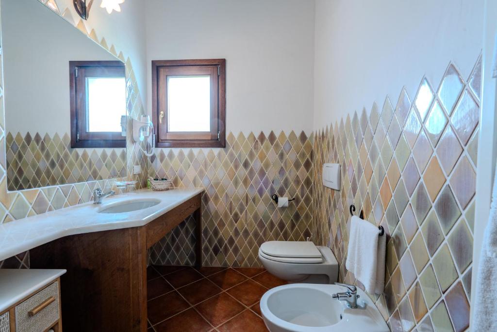 Tenuta Pilastru - badkamer met wastafel en bidet