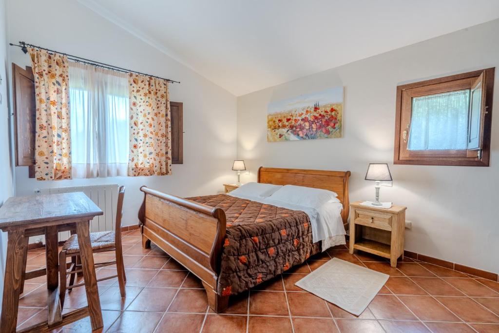 Tenuta Pilastru - kamer met houten bed en tegelvloer