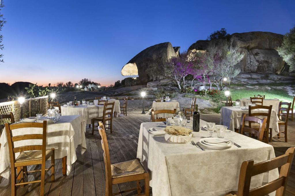Tenuta Pilastru - terras met gedekte tafels bij zonsondergang