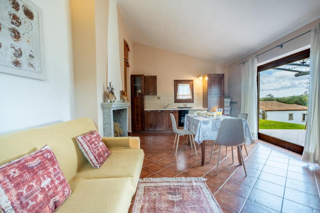 Tenuta Pilastru - zithoek met eettafel in het appartement