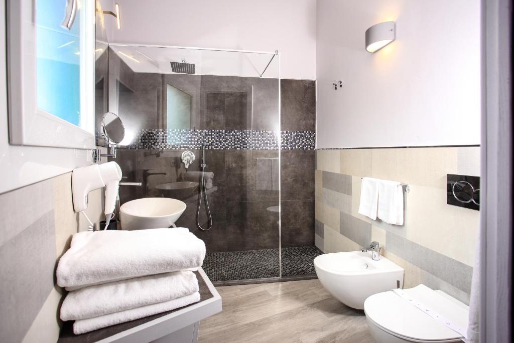 Hotel Bajaloglia Resort - badkamer met inloopdouche