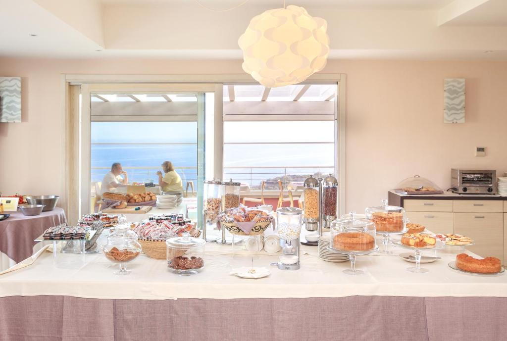 Hotel Bajaloglia Resort - ontbijtbuffet met zeezicht