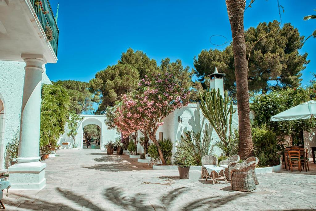Masseria Il Frantoio - binnenplaats met palmen en oleander