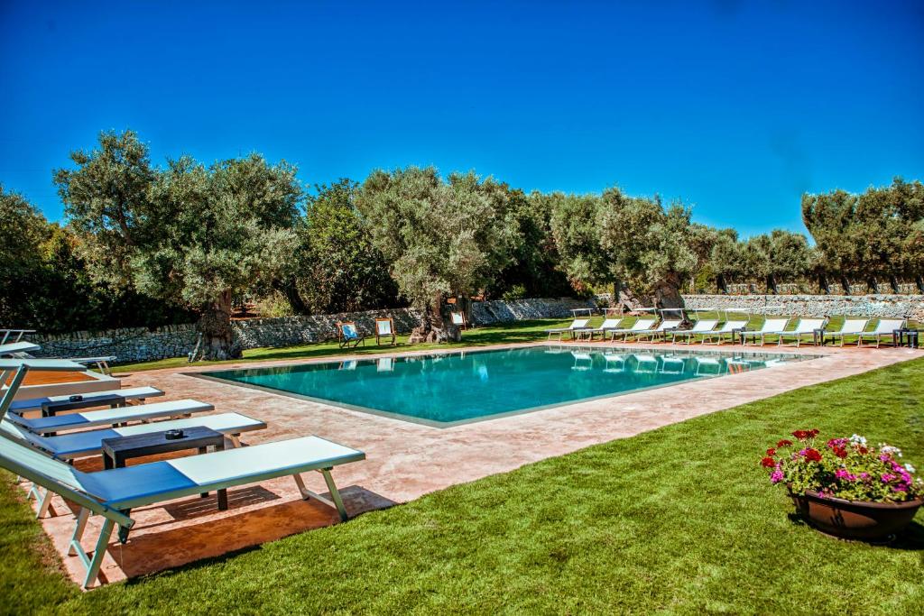 Masseria Il Frantoio - buitenzwembad in de olijfgaard