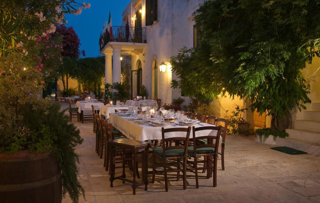 Masseria Il Frantoio - lange gedekte tafel in de avond