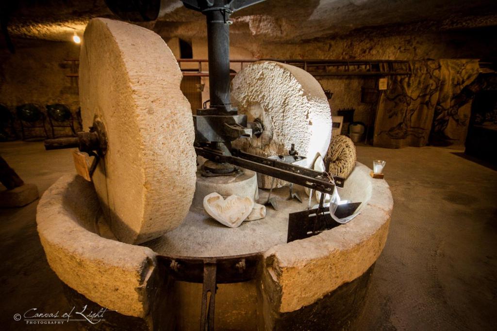 Masseria Il Frantoio - oude olijfpers in de kelder