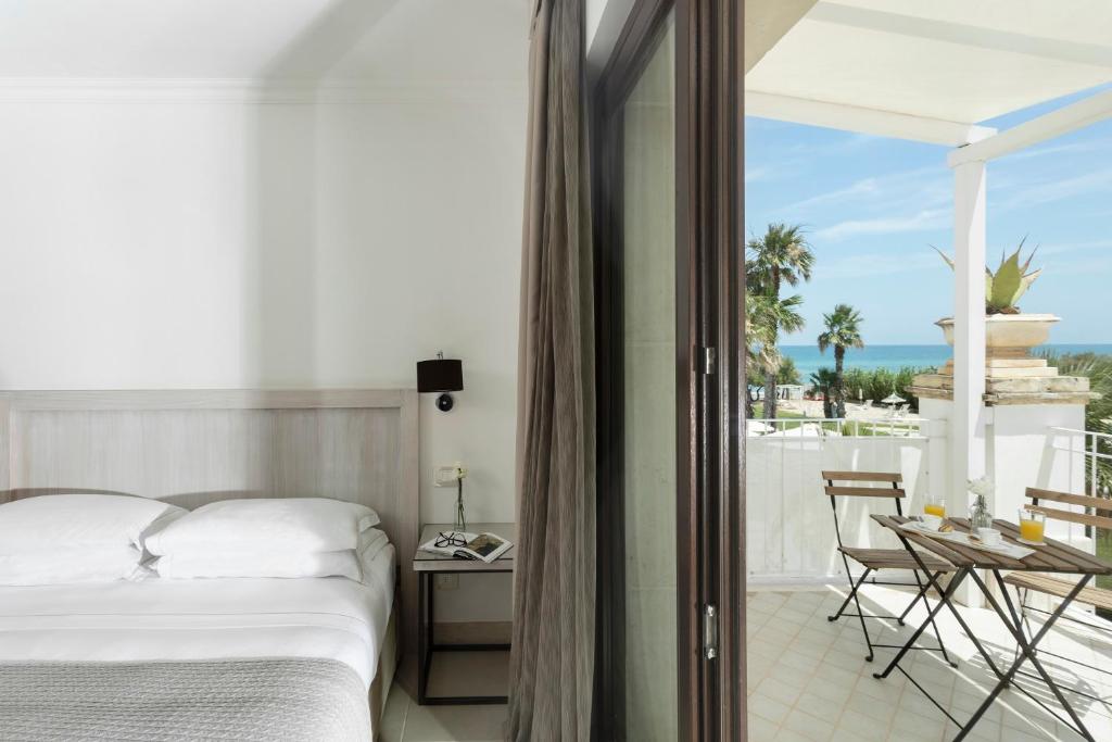 Canne Bianche Lifestyle Hotel - kamer met balkon en zeezicht