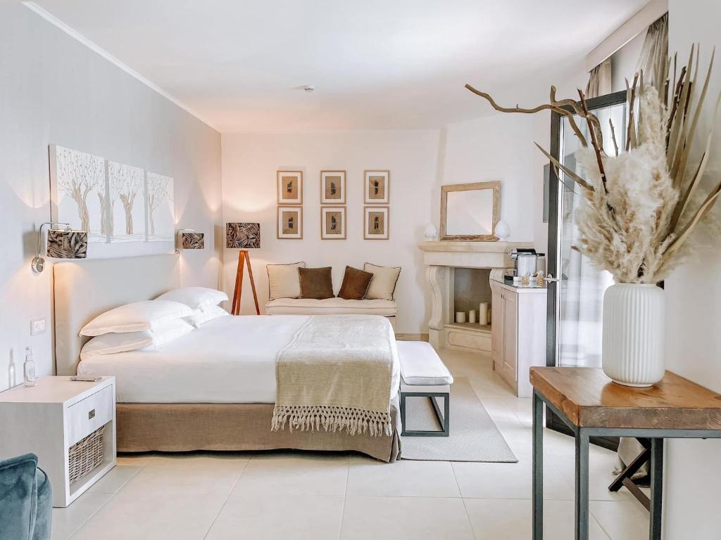 Canne Bianche Lifestyle Hotel - kamer met zithoek en houten accenten