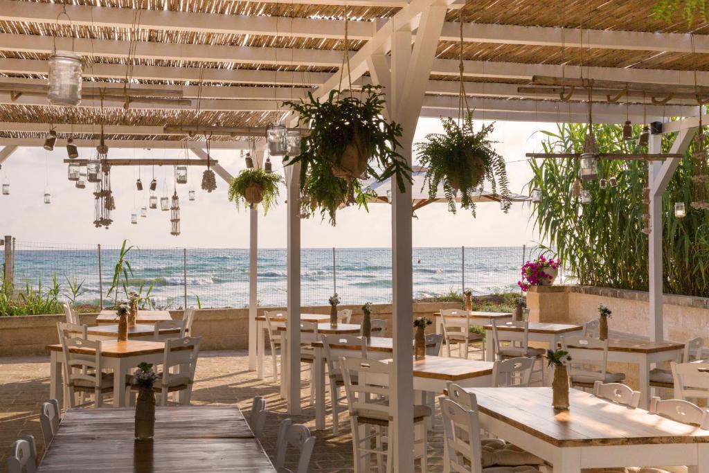 Canne Bianche Lifestyle Hotel - strandrestaurant onder de pergola