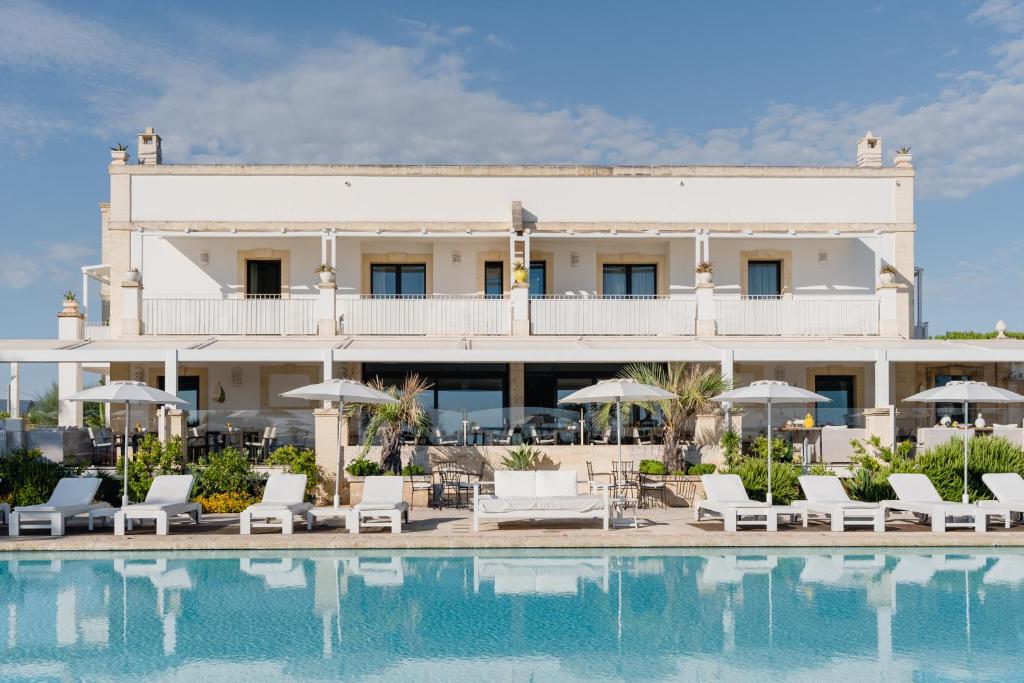 Canne Bianche Lifestyle Hotel - witte gevel achter het zwembad