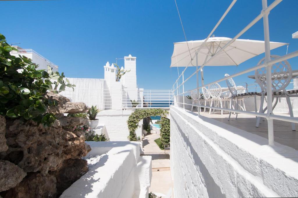 Dimora Don Ferrante - terras met parasols boven de zee