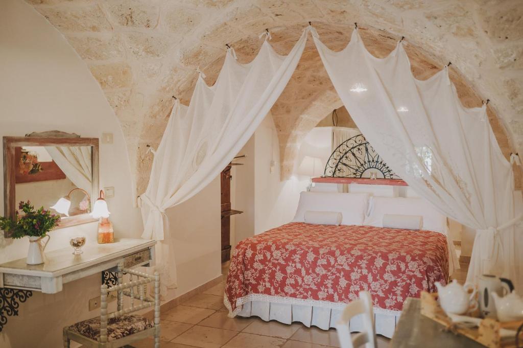 Masseria Montenapoleone - kamer met klamboe onder het gewelf