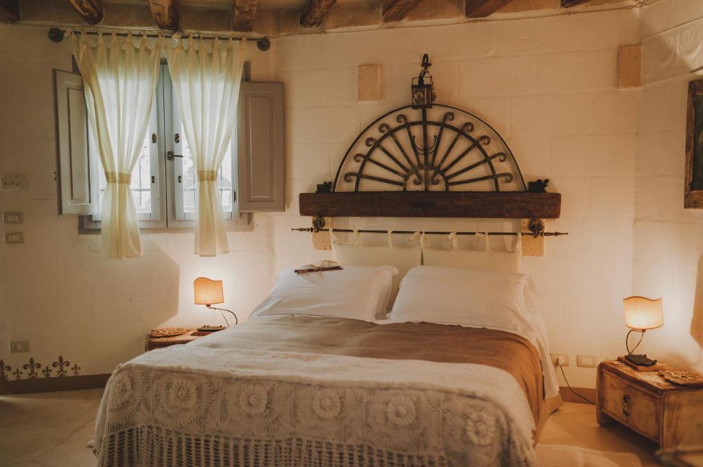 Masseria Montenapoleone - kamer met smeedijzeren hoofdbord