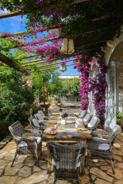 Masseria Montenapoleone - lange tafel onder de bloeiende pergola