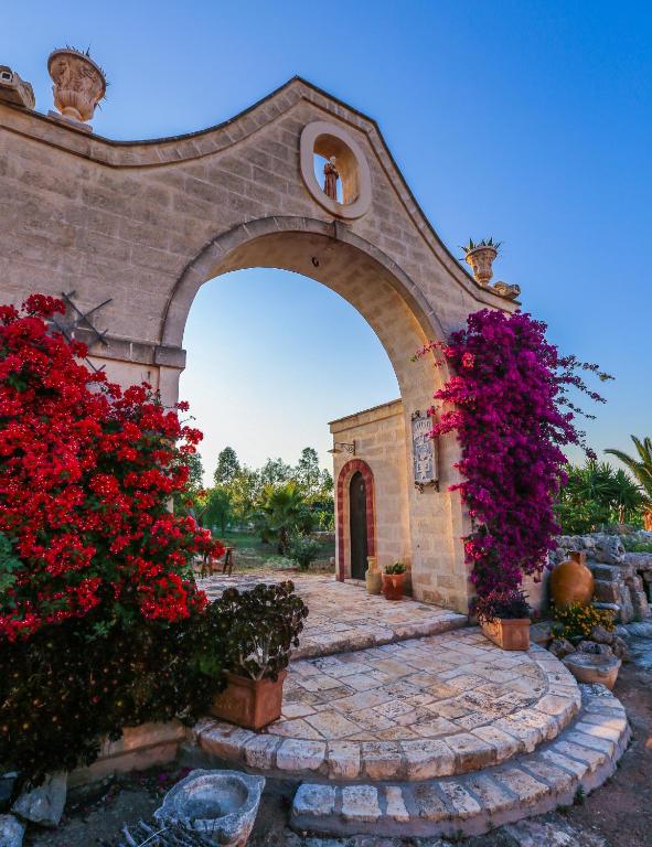 Masseria Montenapoleone - stenen poort met bougainville