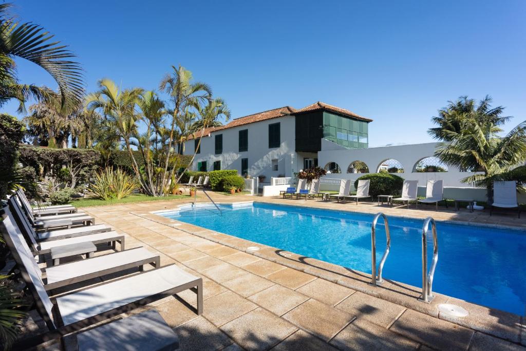 Hotel El Patio - zwembad met ligbedden en terras