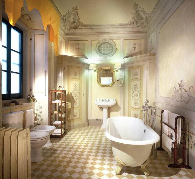 Villa Il Poggiale - badkamer met bad