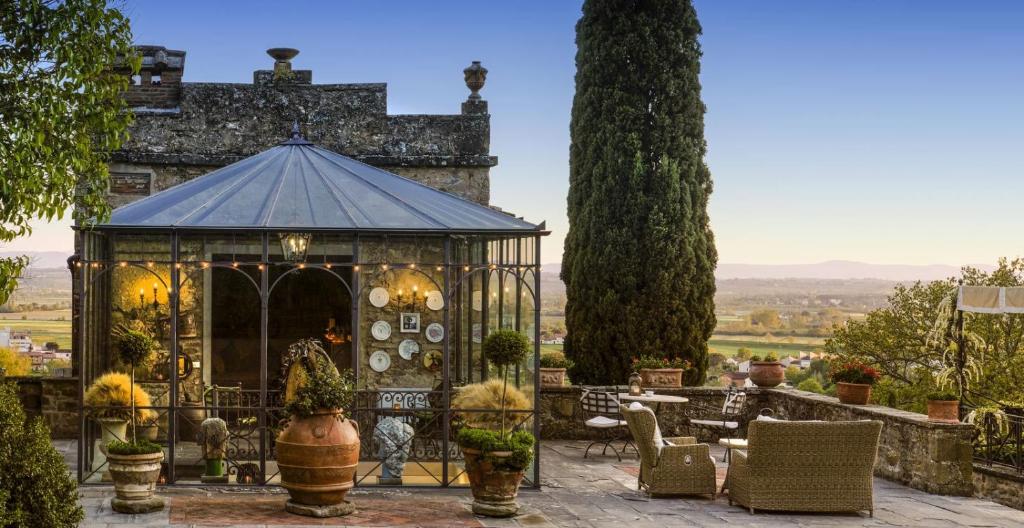 Il Falconiere - terras met paviljoen