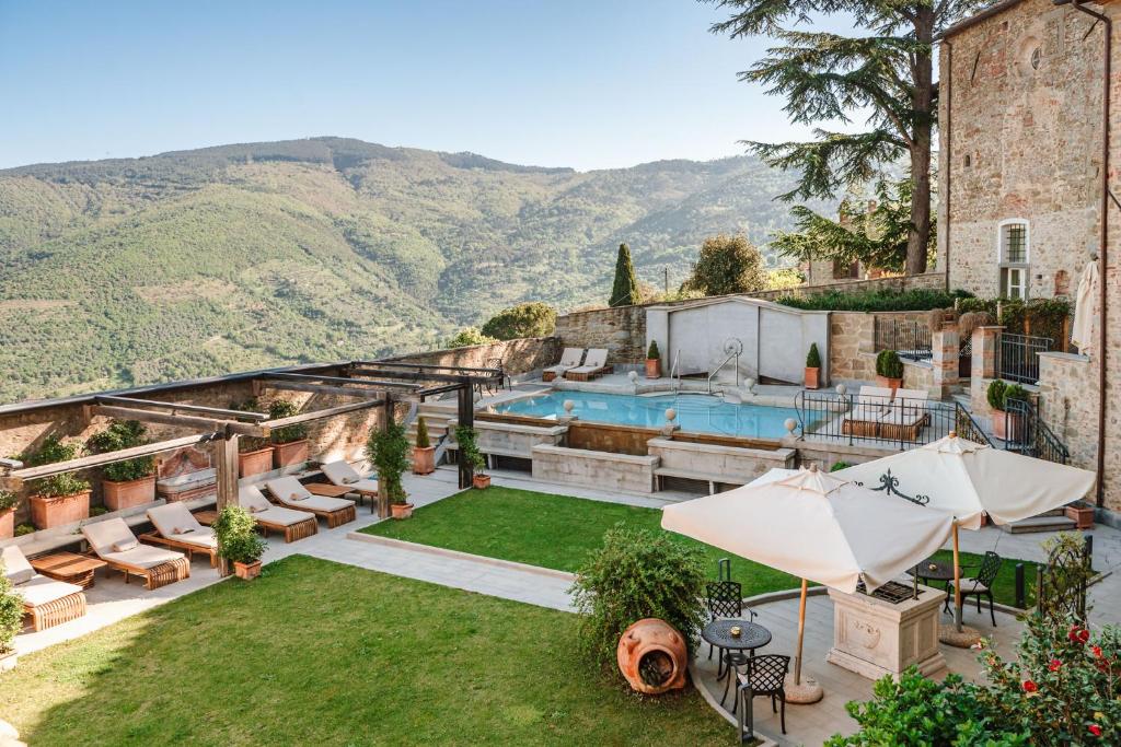 Monastero di Cortona - buitenzwembad met uitzicht