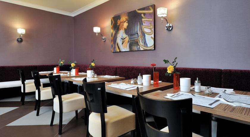 Restaurant met paarse muur en eetgedeelte hotel Carlton Budapest