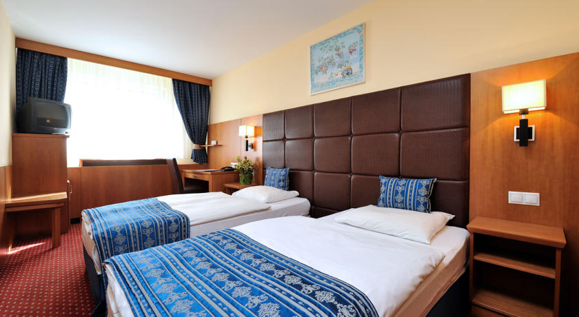 Slaapkamer met twin bed van hotel Carlton Budapest