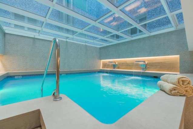Binnenzwembad van Hotel Pere IV in Barcelona