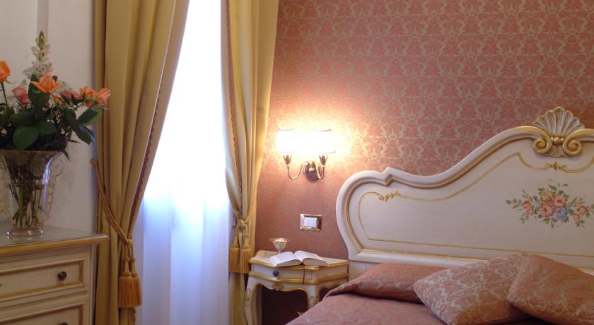 Kamer met close-up van de gordijnen van hotel Apostoli Palace stedentrip Venetië