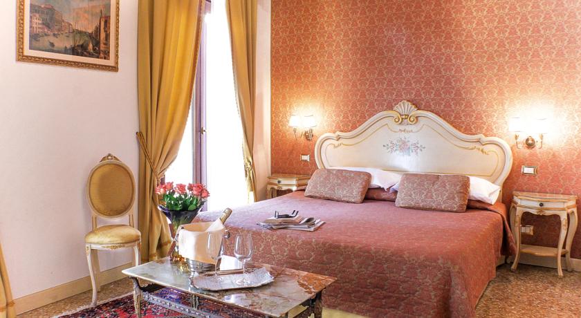 Tweepersoonsbed in kamer van hotel Apostoli Palace stedentrip Venetië
