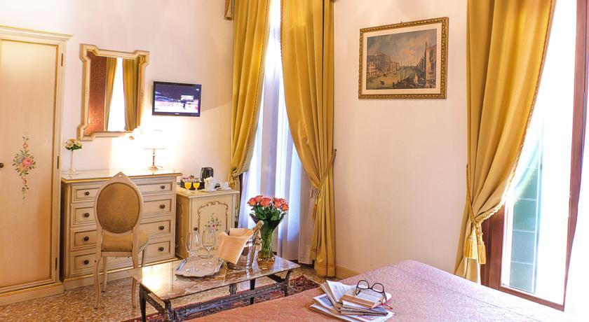 Tweepersoonskamer met welkomstchampagne van hotel Apostoli Palace stedentrip Venetië